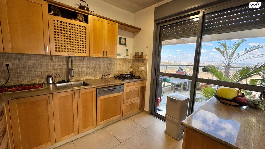 גג/ פנטהאוז, כרמל, אחוזת הנשיא, רחובות