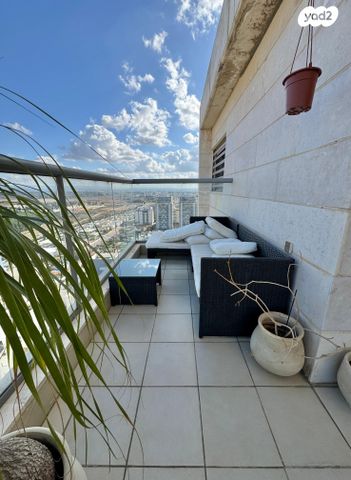 גג/ פנטהאוז, כרמל, אחוזת הנשיא, רחובות