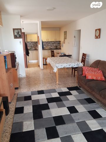 דירת גן, עמנואל