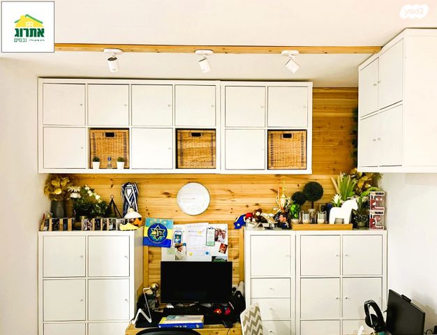 דירת גן, צור יצחק