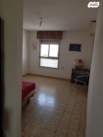 דירת גן, עמנואל