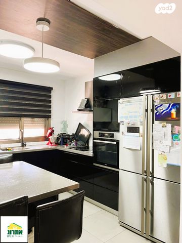 דירת גן, צור יצחק