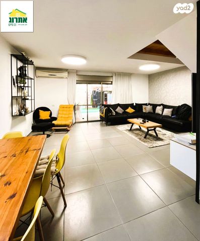 דירת גן, צור יצחק