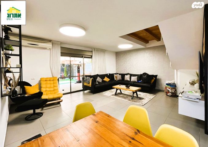 דירת גן, צור יצחק