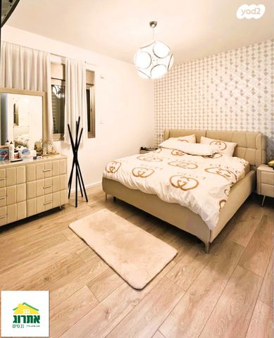 דירת גן, צור יצחק