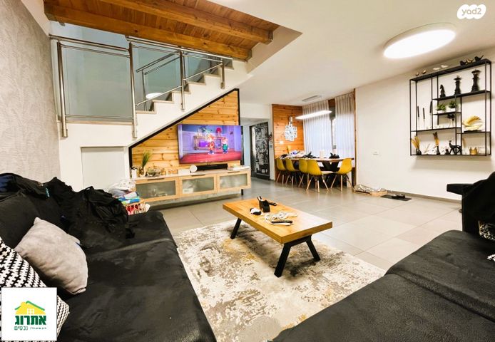 דירת גן, צור יצחק