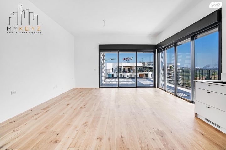 גג/ פנטהאוז, יואב, חרוזים, רמת גן