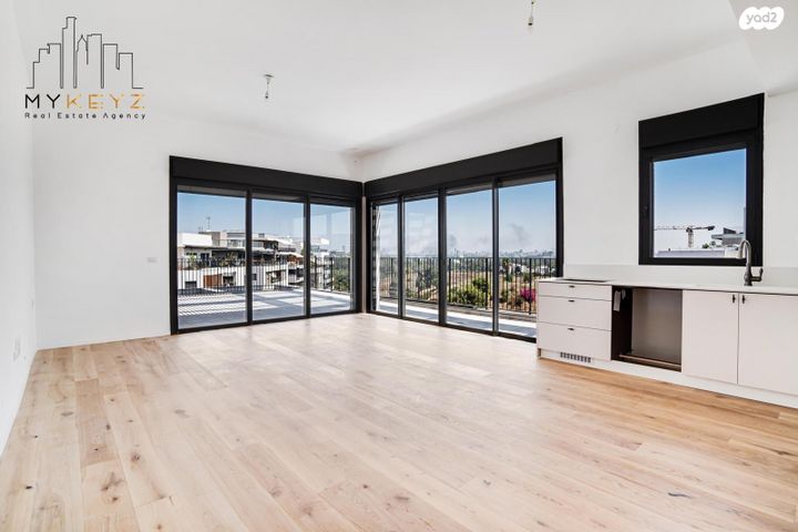 גג/ פנטהאוז, יואב, חרוזים, רמת גן