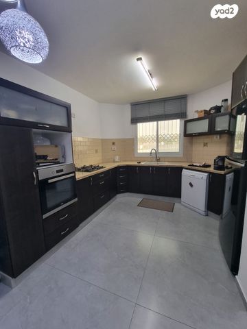 דו משפחתי, נעלה