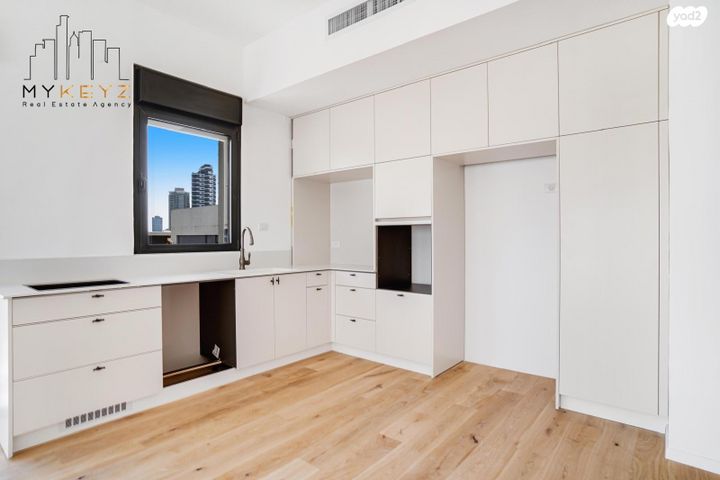 גג/ פנטהאוז, יואב, חרוזים, רמת גן