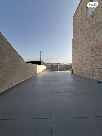 דו משפחתי, נעלה