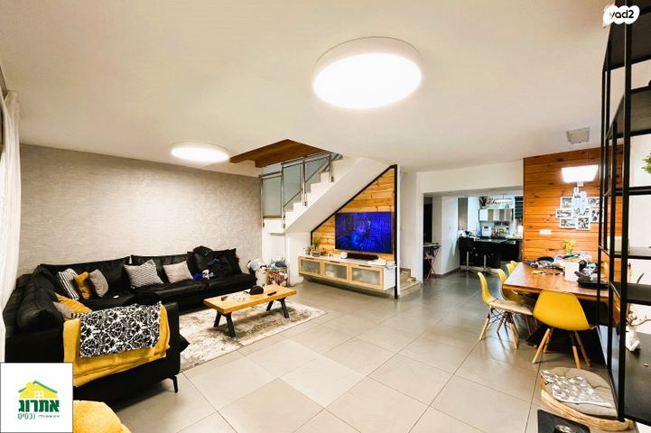 דירת גן, צור יצחק