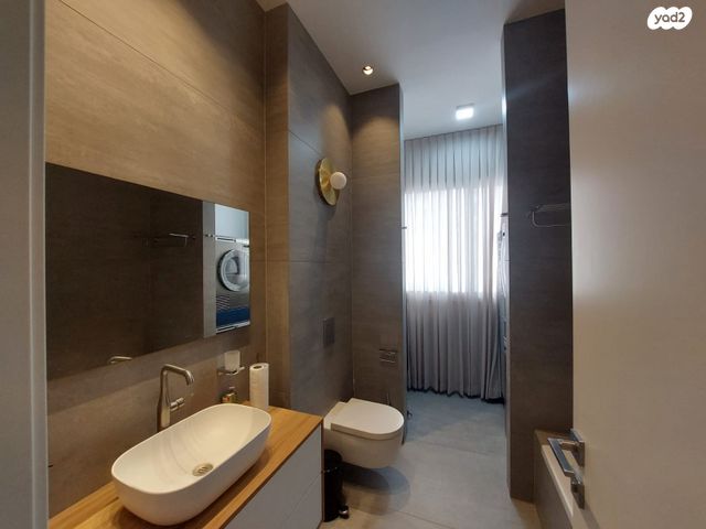 גג/ פנטהאוז, אוסישקין 10, מרכז העיר דרום, נתניה