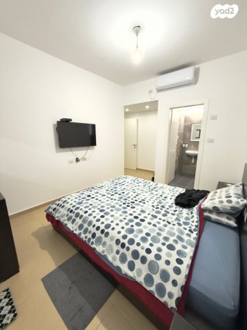 דירה, הרב בן ציון אבא שאול, הכלניות, שדרות