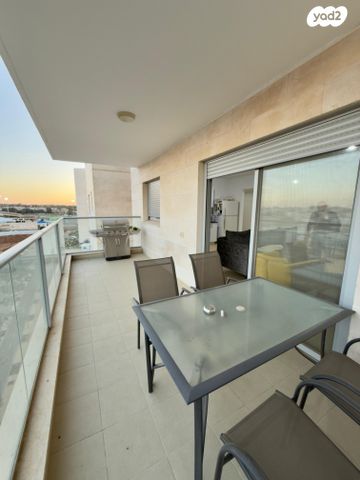 דירה, הרב בן ציון אבא שאול, הכלניות, שדרות