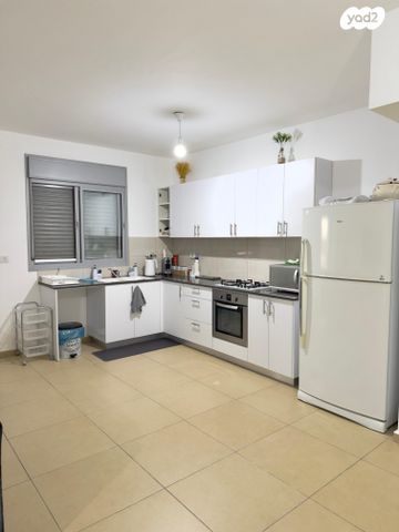 דירה, הרב בן ציון אבא שאול, הכלניות, שדרות