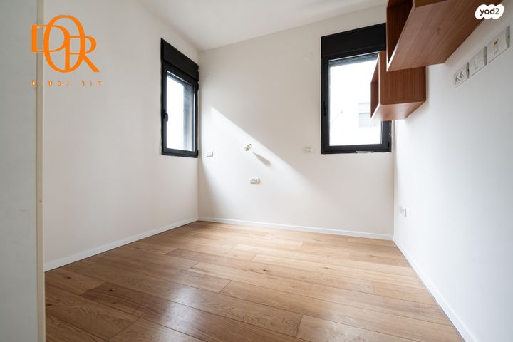 גג/ פנטהאוז, רות, חרוזים, רמת גן