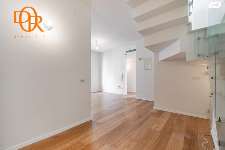 גג/ פנטהאוז, רות, חרוזים, רמת גן