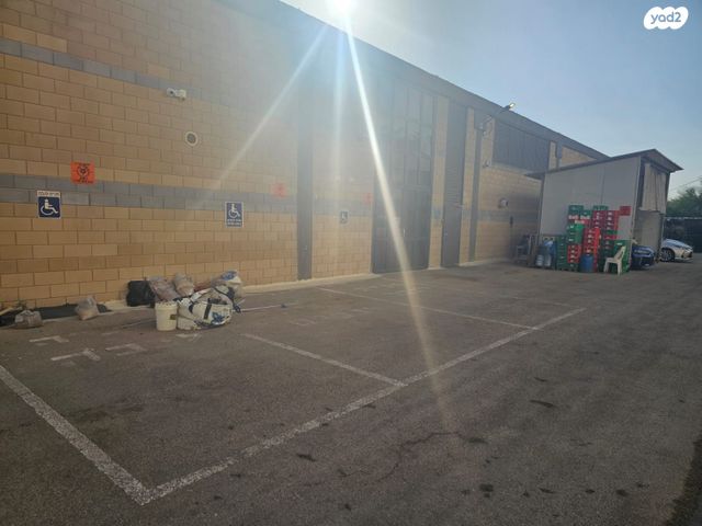 מבני תעשיה, מפעלי נחם הר טוב