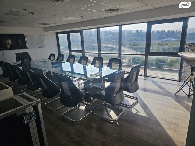 מבני תעשיה, מפעלי נחם הר טוב