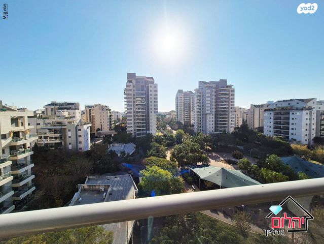 דירה, הזמר העברי, כפר סבא