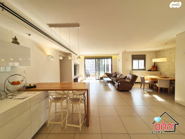 דירה, הזמר העברי, כפר סבא