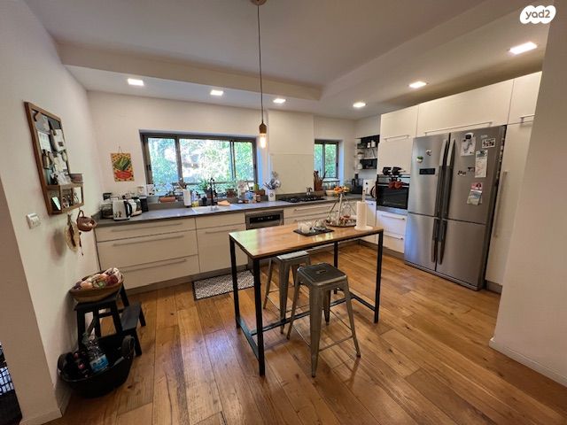 דו משפחתי, כוכב יאיר / צור יגאל