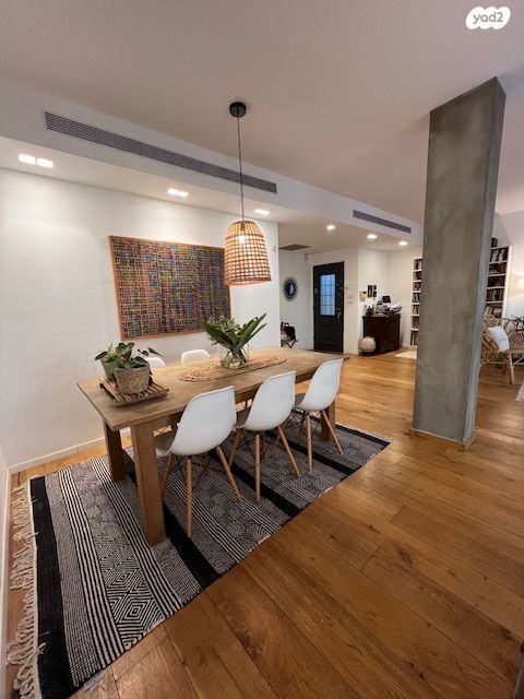 דו משפחתי, כוכב יאיר / צור יגאל