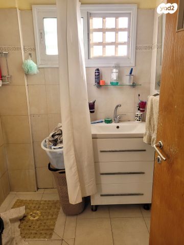 דו משפחתי, גיורא, הוד השרון