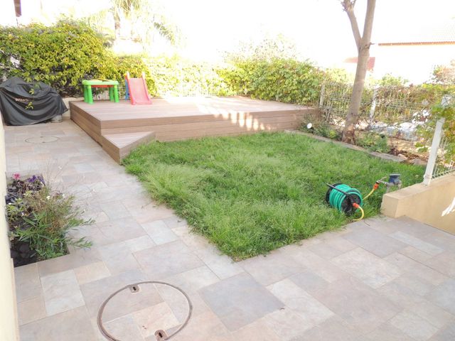 דו משפחתי, כוכב יאיר / צור יגאל