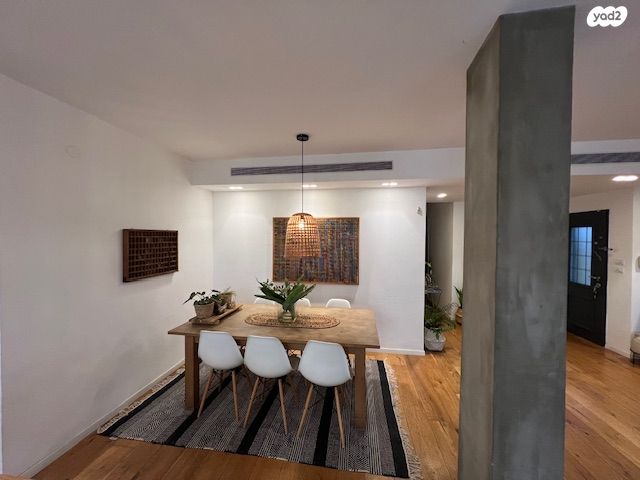 דו משפחתי, כוכב יאיר / צור יגאל