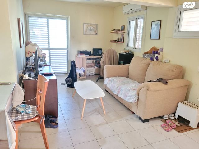 דו משפחתי, גיורא, הוד השרון