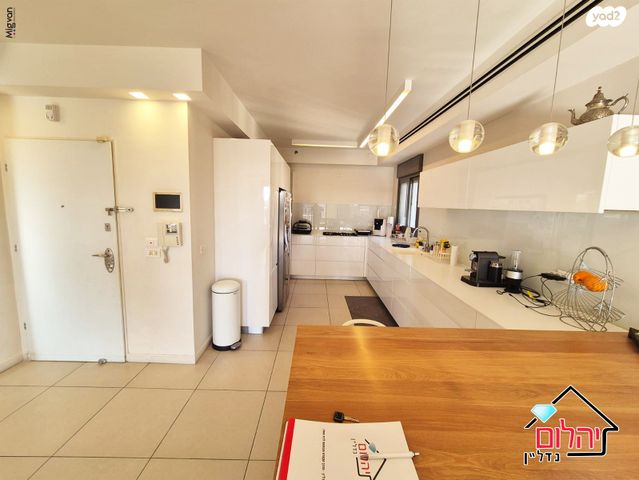 דירה, הזמר העברי, כפר סבא