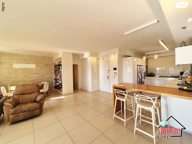 דירה, הזמר העברי, כפר סבא