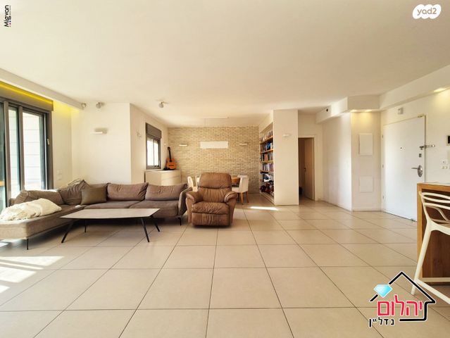 דירה, הזמר העברי, כפר סבא