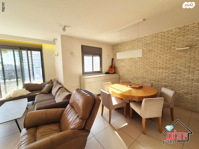 דירה, הזמר העברי, כפר סבא