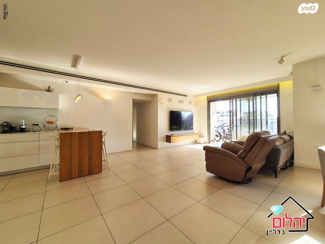 דירה, הזמר העברי, כפר סבא