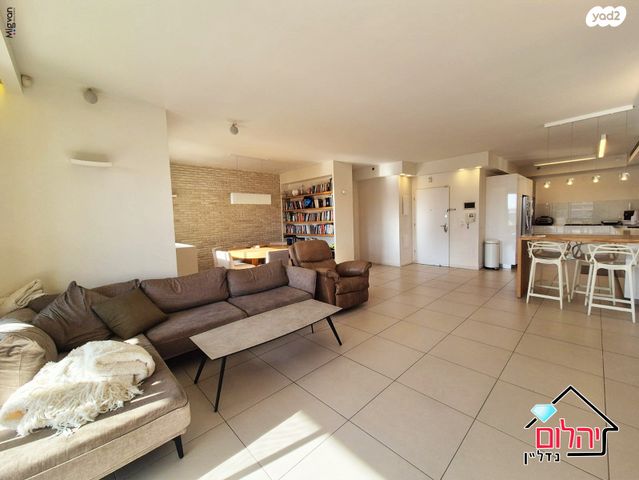 דירה, הזמר העברי, כפר סבא