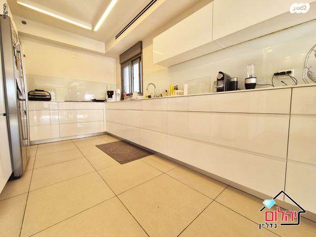 דירה, הזמר העברי, כפר סבא