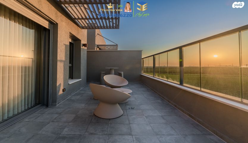 גג/ פנטהאוז, שיר השירים, גן יבנה מערב, גן יבנה