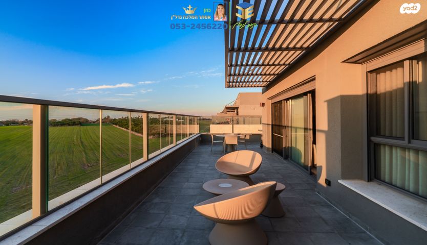 גג/ פנטהאוז, שיר השירים, גן יבנה מערב, גן יבנה