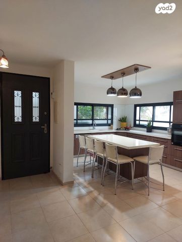 דו משפחתי, יובלים, אלפי מנשה