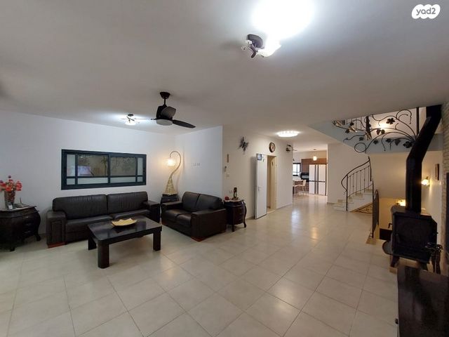 דו משפחתי, יובלים, אלפי מנשה