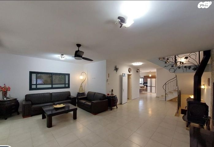 דו משפחתי, יובלים, אלפי מנשה