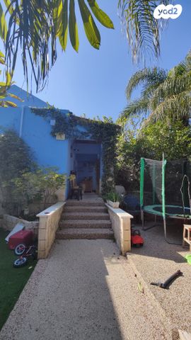 דו משפחתי, בת חפר