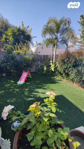 דו משפחתי, בת חפר