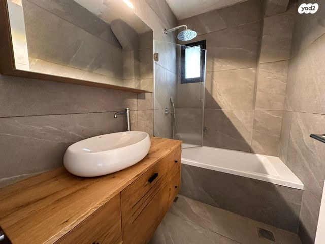 דו משפחתי, הצמרות, קיסריה