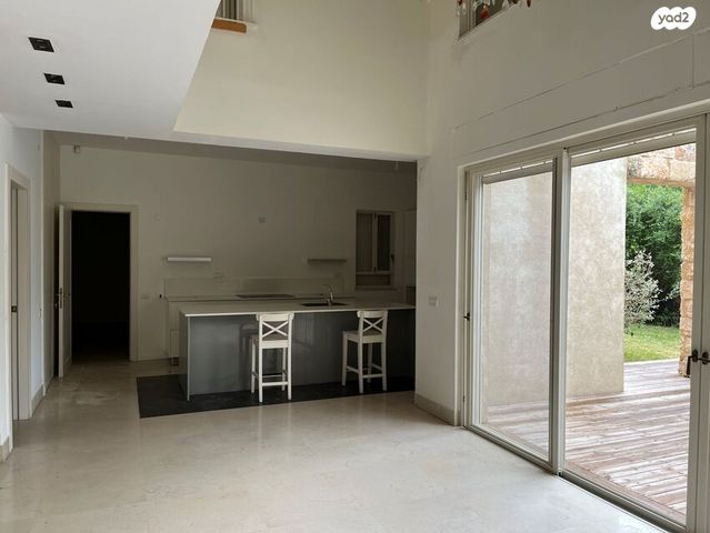 דו משפחתי, קיסריה