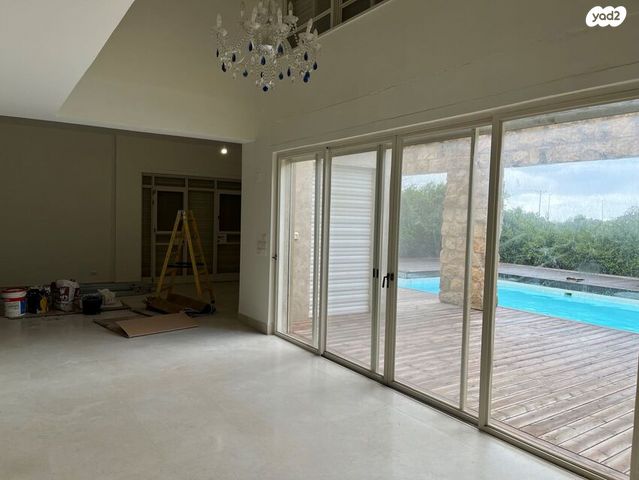 דו משפחתי, קיסריה