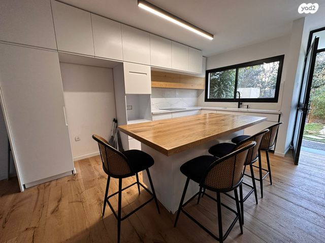 דו משפחתי, הצמרות, קיסריה